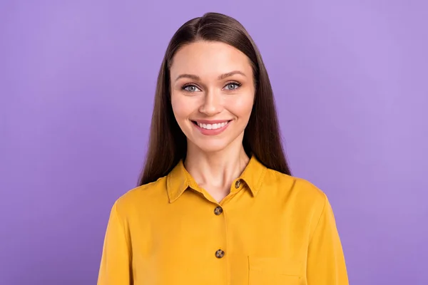 Foto portret van vrouw glimlachend dragen geel shirt geïsoleerd op pastel paarse kleur achtergrond — Stockfoto