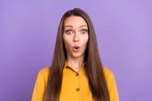 Photo of astonished millennial lady wear yellow shirt isolated on vivid violet color background — Stockfoto