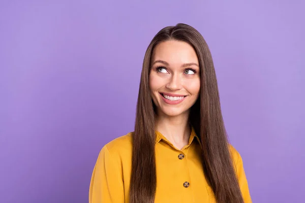 Foto van charmante duizendjarige dame kijken lege ruimte dragen geel shirt geïsoleerd op violette kleur achtergrond — Stockfoto