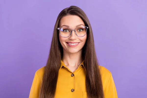 Foto de estudante senhora usar óculos camisa amarela isolada no fundo cor violeta — Fotografia de Stock