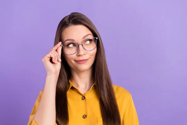 Фото интеллигентной леди смотреть пустое пространство прикосновение очки носить желтую рубашку изолированы на фиолетовом фоне цвета — стоковое фото