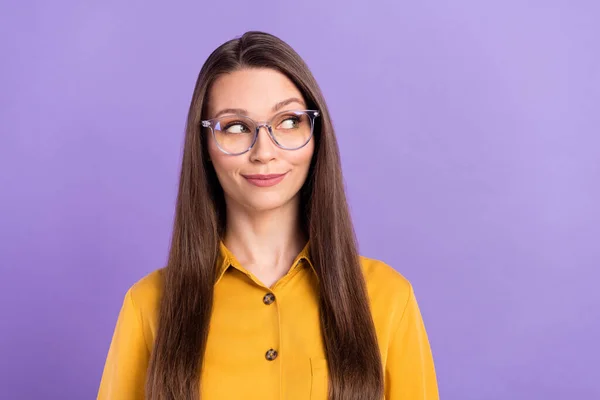 Foto van schattige slimme dame kijken lege ruimte dragen bril geel shirt geïsoleerd op violette kleur achtergrond — Stockfoto