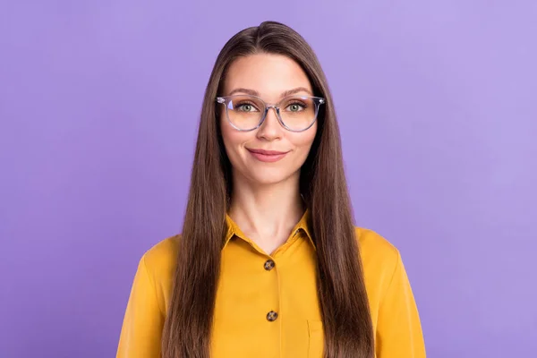 Foto da senhora inteligente otimista usar óculos camisa amarela isolada no fundo cor violeta — Fotografia de Stock