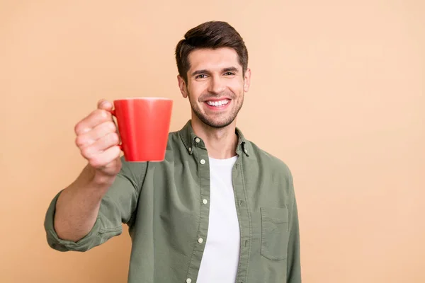 Photo of cheerful young positive man hold hand cum smile good mood isolated on beige color background — Fotografia de Stock