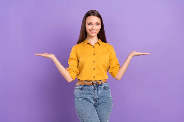 Foto portret van glimlachende vrouw houden lege ruimte op handen vergelijken geïsoleerd op pastel violette kleur achtergrond — Stockfoto