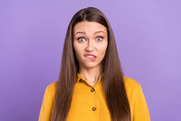 Фото вражених молодих жіночих укусів губ носити жовту сорочку ізольовано на яскраво фіолетовому кольоровому фоні — стокове фото