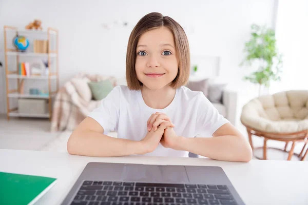 写真ポートレート小さな女の子学習とともに自宅でノートパソコンで遠隔教育 — ストック写真