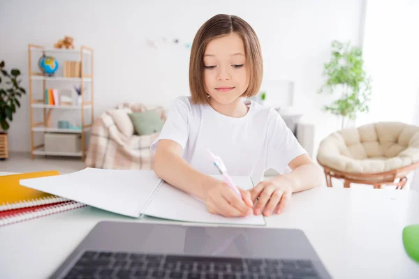 Fotoporträt kleines Mädchen lernt zu Hause mit Laptop Hausaufgaben schreiben — Stockfoto