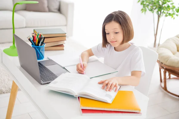 写真ポートレート女の子書き宿題でコピー本読書本でテーブルで部屋 — ストック写真