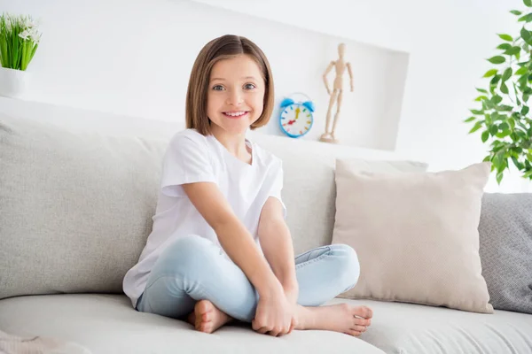 Φωτογραφία πορτρέτο κοριτσάκι κάθεται στον καναπέ στο σπίτι ζεστό athmosphere — Φωτογραφία Αρχείου