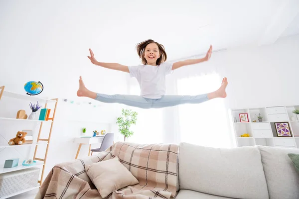 Foto di corpo pieno di giovane attraente bambina felice sorriso positivo saltare fino tratto flessibile split acrobata al chiuso — Foto Stock