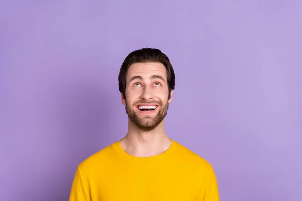 Portrét atraktivní veselý rád muž hledá nahoru kopírovat prázdný prostor izolované přes pastelové fialové barvy pozadí — Stock fotografie