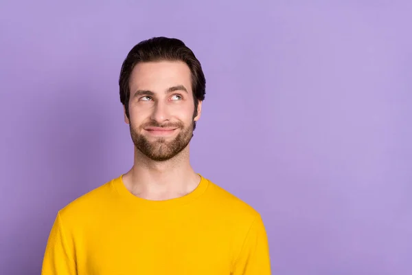Ritratto di attraente allegro uomo overthinking spazio copia fare soluzione isolata su luminoso viola viola colore sfondo — Foto Stock
