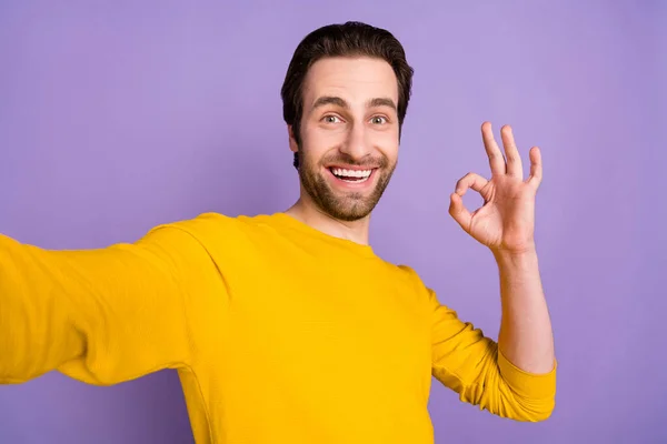 Självporträtt av attraktiv glad man visar ok-tecken annons annons isolerad över pastell violett lila färg bakgrund — Stockfoto
