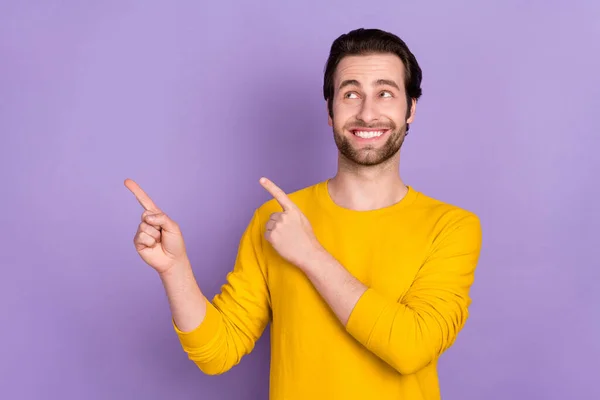 Porträt eines attraktiven, fröhlichen Mannes, der Copy-Space-Werbung zeigt, isoliert über pastellviolett lila Hintergrund — Stockfoto
