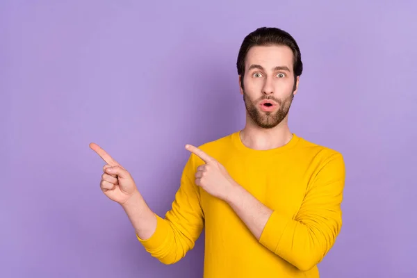 Portret van aantrekkelijke verbaasd vrolijke man tonen kopieerruimte wow bieden advertentie geïsoleerd over pastel violet paarse kleur achtergrond — Stockfoto