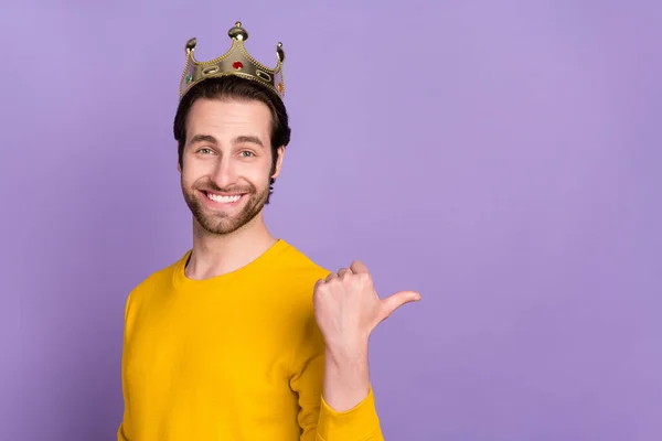 왕관을 쓰고 있는 매력적 인 명랑 한 남자의 모습, 파스텔 보라색 보라색 배경 위에 격리 된 공백을 보여 주는 그림 — 스톡 사진