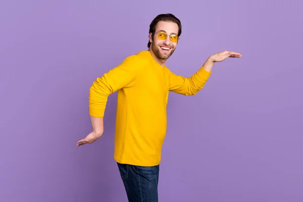 Photo portrait bearded man wearing sunglass smiling dancing looking copyspace isolated pastel violet color background — Stock Photo, Image