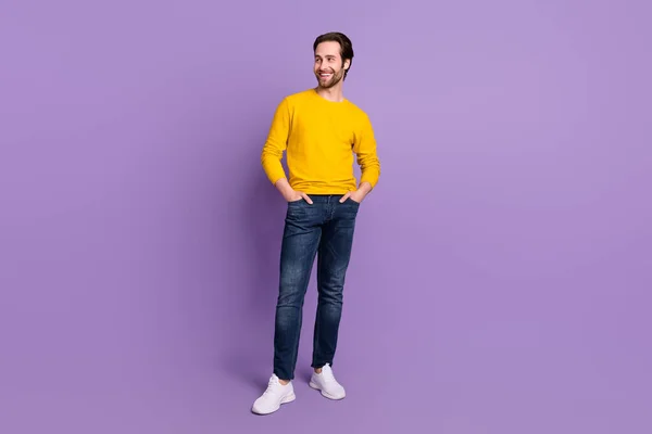Full längd kropp storlek foto leende man i casual kläder ser copyspace isolerad pastell lila färg bakgrund — Stockfoto