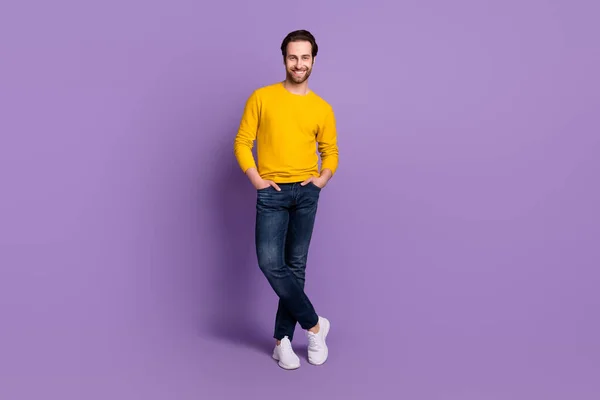 Longitud completa cuerpo tamaño foto sonriente hombre en ropa casual confianza alegre aislado pastel púrpura color fondo — Foto de Stock