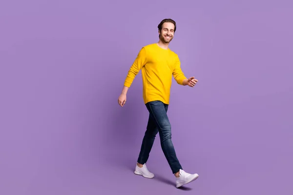 Longitud completa cuerpo tamaño foto sonriente hombre en ropa casual caminando hacia adelante aislado pastel púrpura color de fondo — Foto de Stock