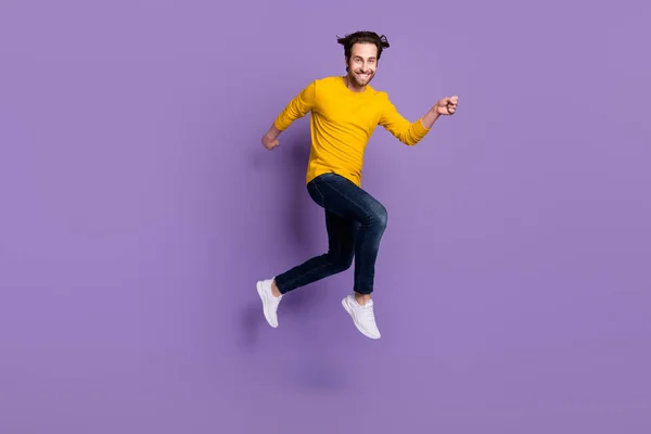 Longitud completa tamaño del cuerpo foto sonriente hombre saltar corriendo rápido aislado pastel púrpura color de fondo —  Fotos de Stock