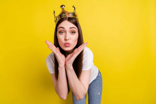 Retrato de atractiva chica amorosa femenina con corona que le envía beso de aire aislado sobre fondo de color amarillo brillante —  Fotos de Stock