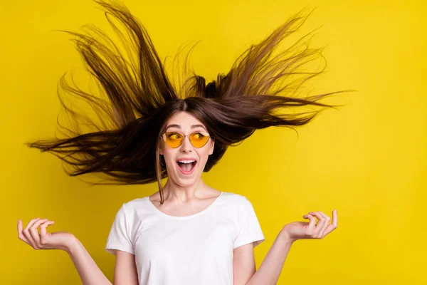 Portret atrakcyjnej wesołej dziewczyny zabawy wiatr wieje jedwabiście silne włosy izolowane na jasnożółtym tle koloru — Zdjęcie stockowe
