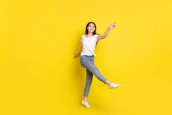 Volledige lengte lichaam grootte foto mooi meisje glimlachen dansen vrolijk op partij geïsoleerde levendige gele kleur achtergrond — Stockfoto