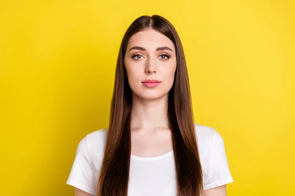 Foto de jovem atraente bonita mulher feliz sorriso positivo confiante desgaste t-shirt isolado sobre cor amarela fundo — Fotografia de Stock