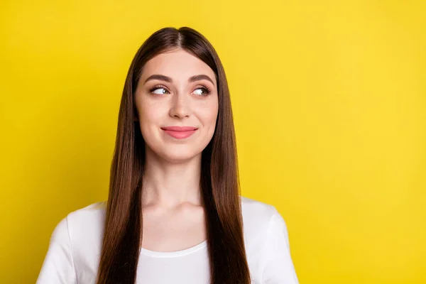 Retrato de chica atractiva mente alegre mirando a un lado pensamiento copia espacio vacío aislado sobre fondo de color amarillo brillante —  Fotos de Stock