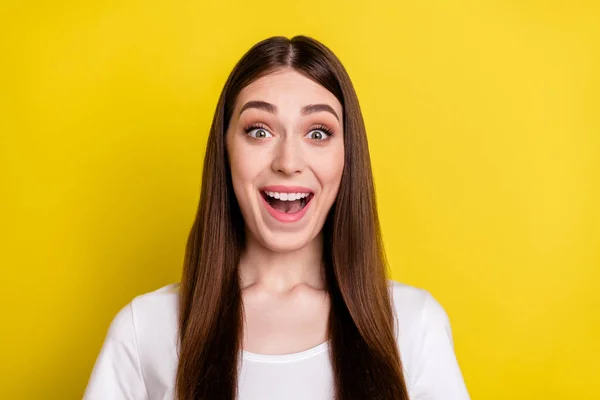 Porträt von attraktiven erstaunt fröhliches Mädchen verblüfft Nachrichten Reaktion isoliert über helle gelbe Farbe Hintergrund — Stockfoto