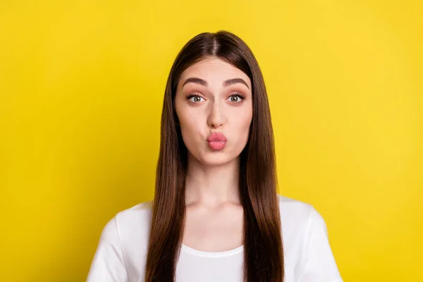 Foto de los labios enfurecidos chica encantadora joven enviar aire beso coqueto amor romántico aislado sobre fondo de color amarillo — Foto de Stock