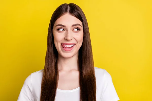 Фото молодой привлекательной девушки счастливой позитивной улыбкой лизать зубы мечтать юмористический десерт вкусно изолированы на желтом фоне цвета — стоковое фото