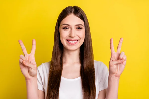 Портрет привлекательной веселой девушки с двойной V-знак хорошее настроение изолированы на ярко-желтый цвет фона — стоковое фото