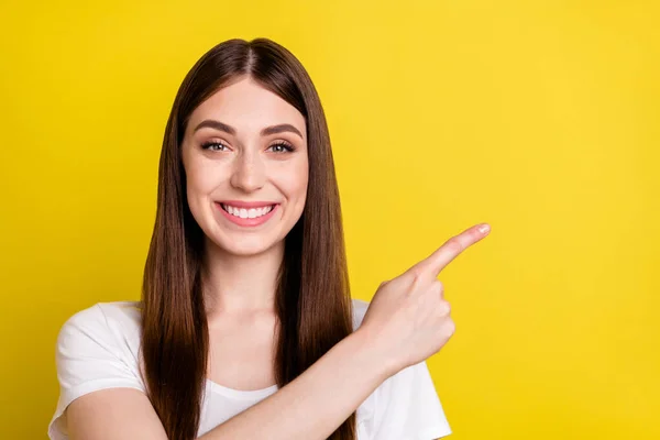 Фотопортрет жінки, що показує копійку, що рекомендує усміхнений ізольований яскраво-жовтий кольоровий фон — стокове фото