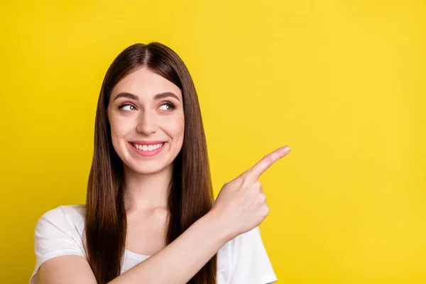 Portret van aantrekkelijk vrolijk meisje tonen kopieerruimte bieden advertentie zoals volgen abonneren geïsoleerd over helder gele kleur achtergrond — Stockfoto