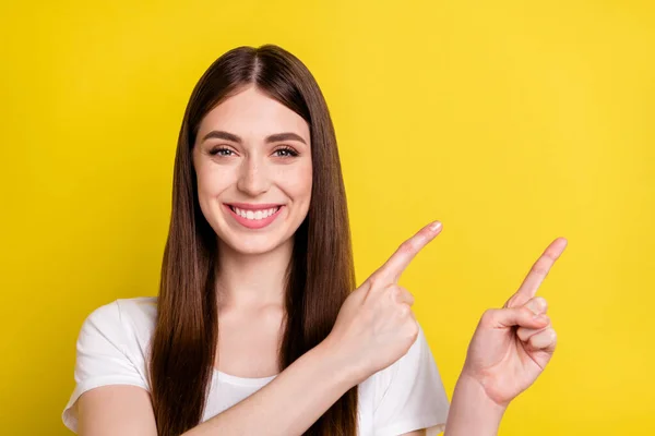 Foto retrato de la mujer que muestra copyspace aconsejando feliz sonriente aislado color amarillo brillante fondo — Foto de Stock