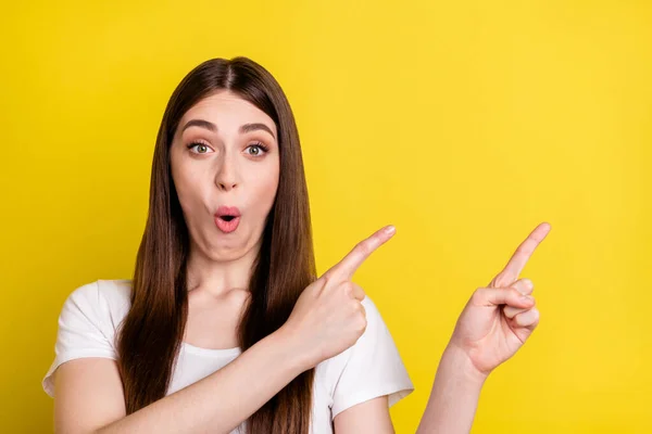 Foto de menina animada feliz sorriso positivo indicar dedos espaço vazio selecione sugerir venda promo isolado sobre fundo de cor amarela — Fotografia de Stock