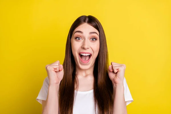 Ritratto di attraente ragazza allegra divertirsi urlando celebrando isolato su sfondo di colore giallo brillante — Foto Stock