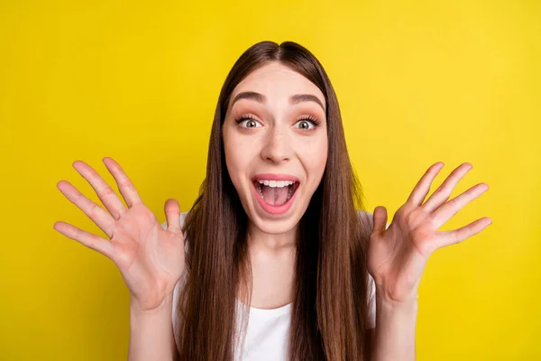 Foto ritratto di donna che fissa stupito gridando forte isolato vibrante colore giallo sfondo — Foto Stock