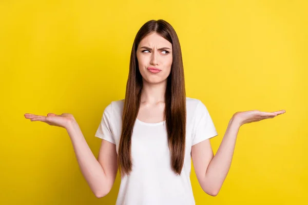 Foto de chica joven infeliz duda de las manos solución decisión anuncio opción aislado sobre fondo de color amarillo — Foto de Stock