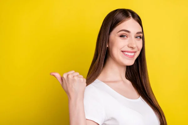 Retrato de atractiva chica alegre demostrando ofrecen espacio de copia seleccionar manera aislada sobre fondo de color amarillo brillante — Foto de Stock