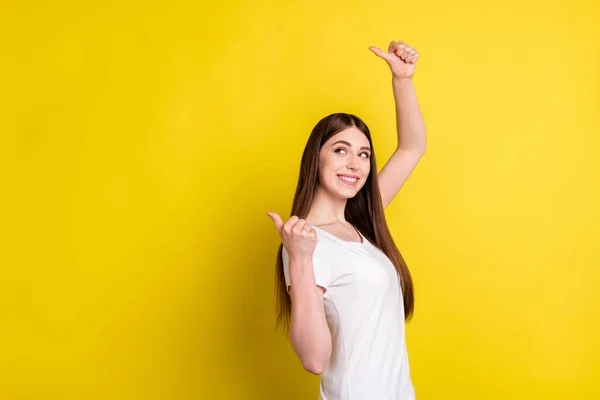 Профиль стороне фото молодой девушки счастливый положительный точка улыбки большие пальцы пустое пространство предложить продажу рекламу изолированы на желтый цвет фона — стоковое фото