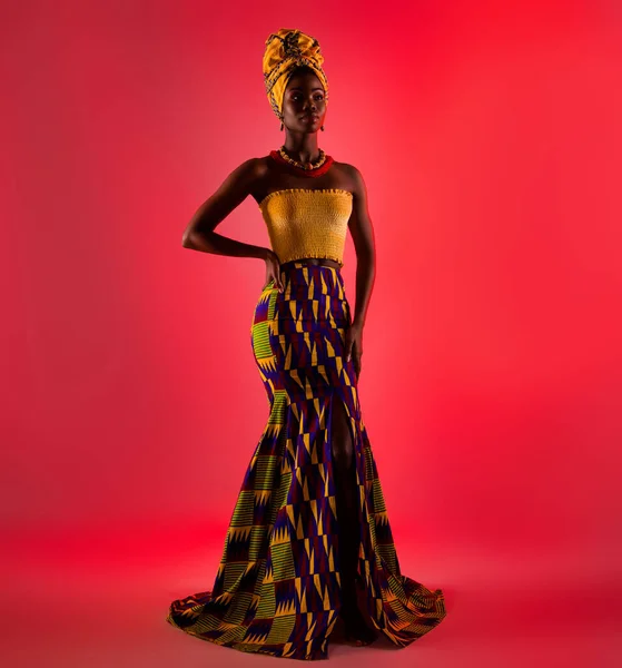 Ganzes Foto von charmanten afroamerikanischen Frau suchen leeren Raum tragen Tradition Outfit isoliert auf rotem Hintergrund — Stockfoto