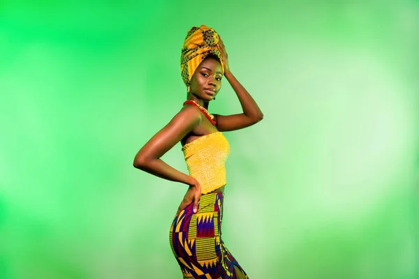 Profil boční pohled orbit atraktivní tenké elegantní dívka pózuje na sobě etnické oblečení izolované přes jasně světle zelené barvy pozadí — Stock fotografie