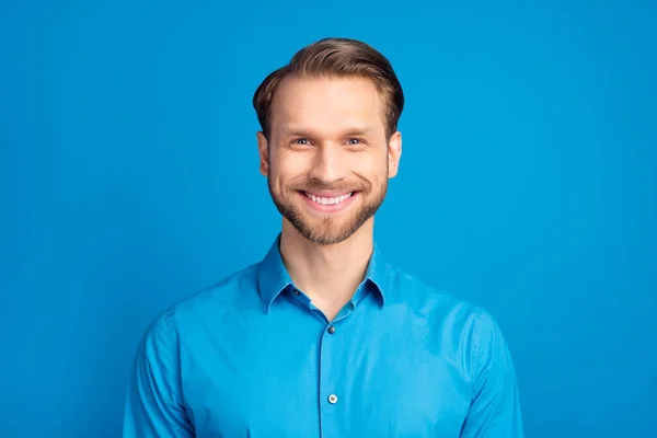 Fénykép elégedett fiatalember sugárzó mosoly néz kamera jó hangulat elszigetelt kék színű háttér — Stock Fotó