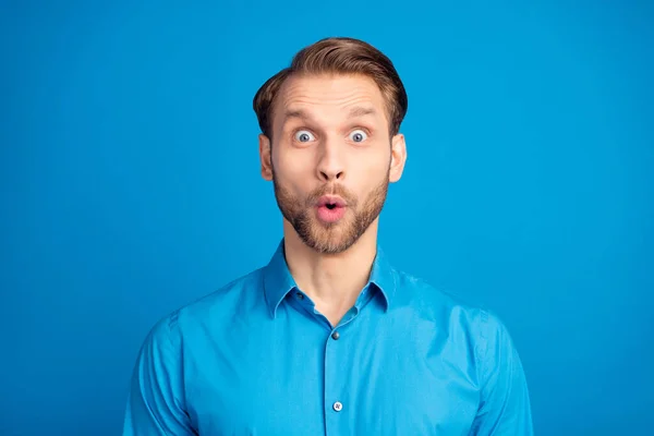 Retrato de joven sorprendido boca abierta mirando fijamente cámara no puede creer aislado en fondo de color azul — Foto de Stock