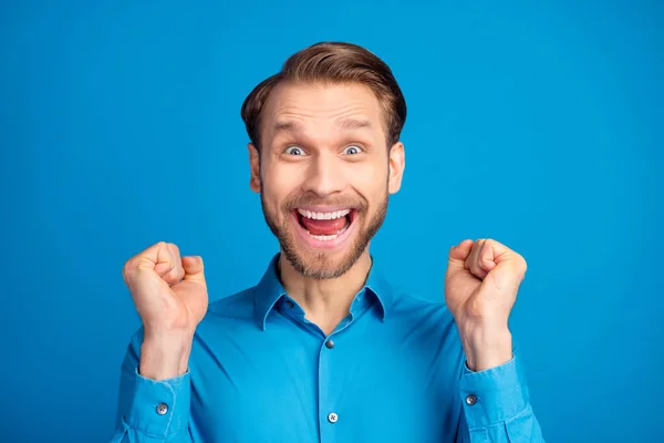 Portrait von erfreut positive Person Fäuste nach oben offenen Mund schreien yeah isoliert auf blauem Hintergrund — Stockfoto
