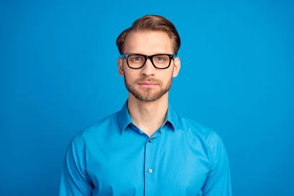 Foto di giovane uomo d'affari bello serio fiducioso indossare occhiali isolati su sfondo di colore blu — Foto Stock